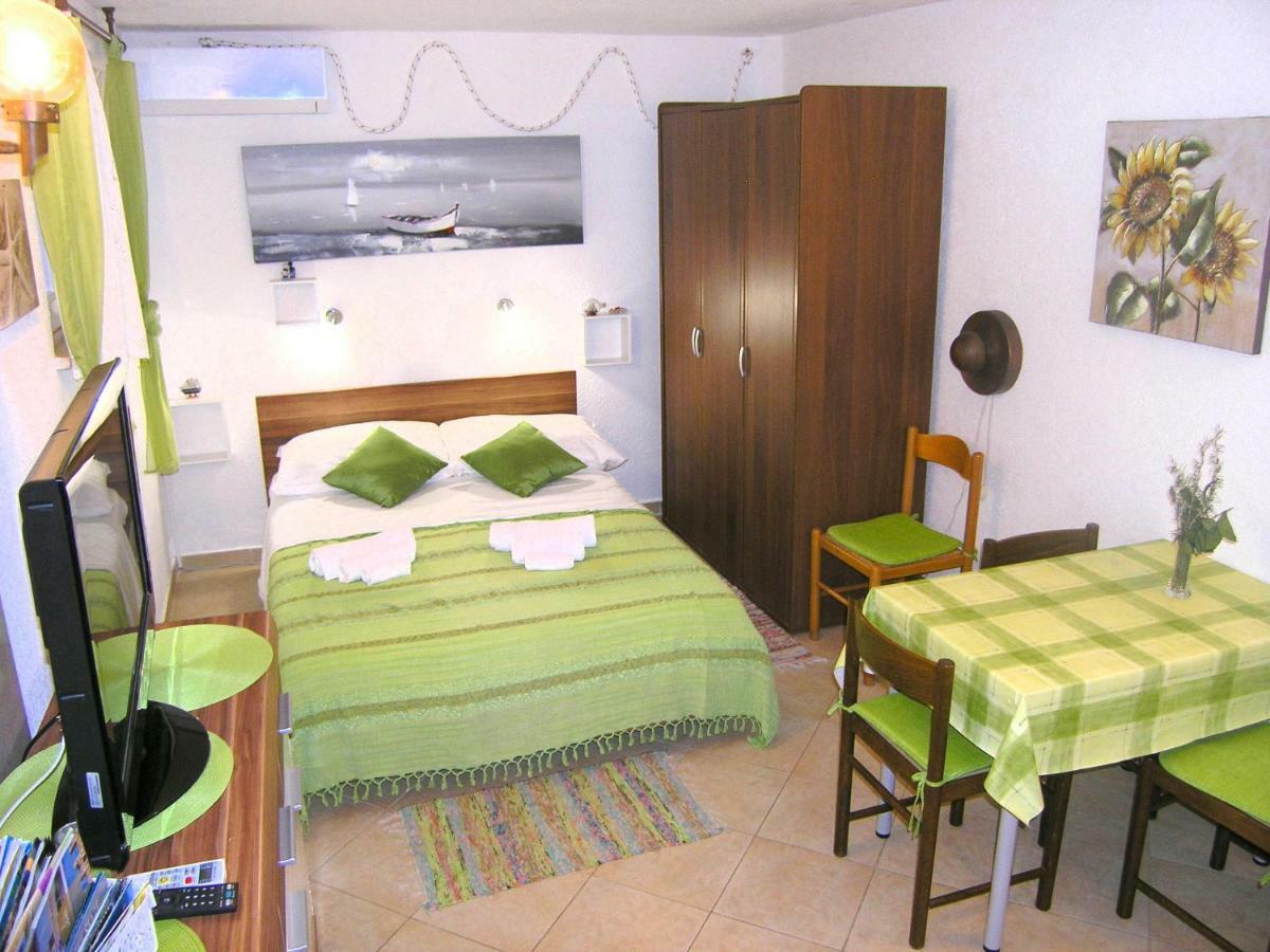 Studio Apartment Tamara Krk Town Exterior foto