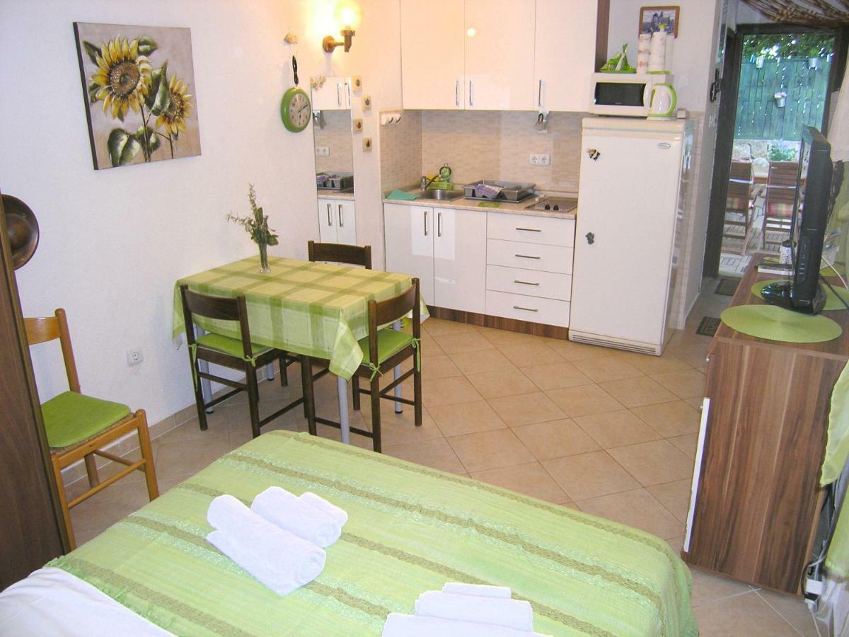 Studio Apartment Tamara Krk Town Exterior foto